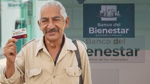 Hombre registrando su Pensión Bienestar para Adultos Mayores en febrero de 2026.