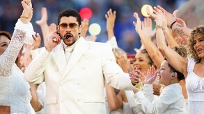 Bad Bunny durante el medio tiempo del Superbowl.