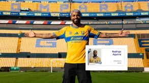 Rodrigo Aguirre portando la camisa de Club Tigres tras su llegada a la insitución.