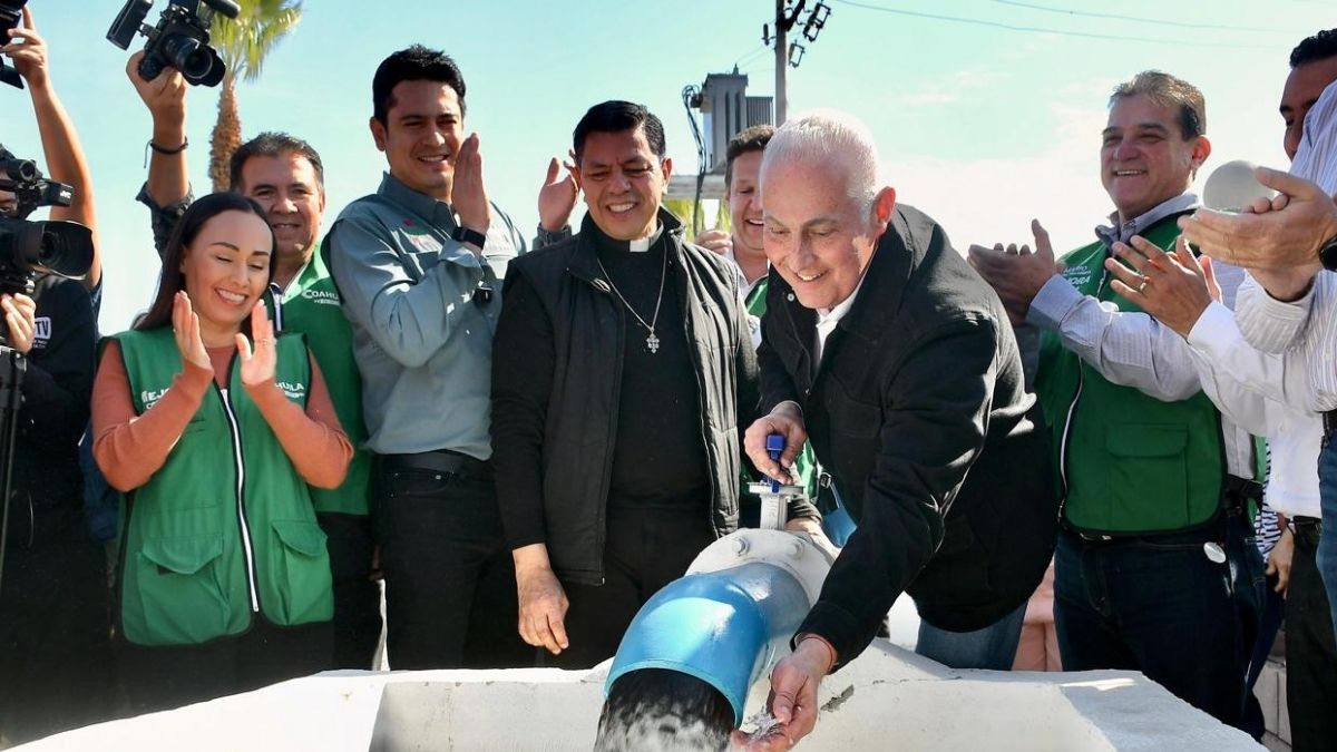 Román Cepeda en un pozo de agua de Torreón
