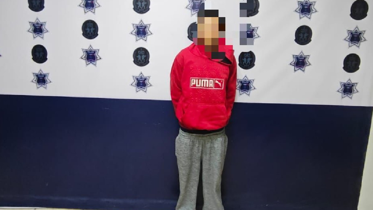 Sujeto vestido de rojo detenido.