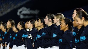 Jugadoras de Sultanes Femenil previo a un partido de LMS.
