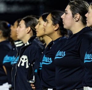 Jugadoras de Sultanes Femenil previo a un partido de LMS.