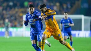 Ángel Correa enfrentando a Omar Campos en la semifinal de vuelta del Apertura 2025.