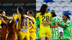 Jugadoras de Tigres Femenil y jugadoras de Juárez FC celebrando un gol.