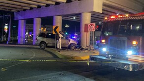 Se observa una unidad de Bomeros, un carro destrozado, una cinta amarilla de precaución.