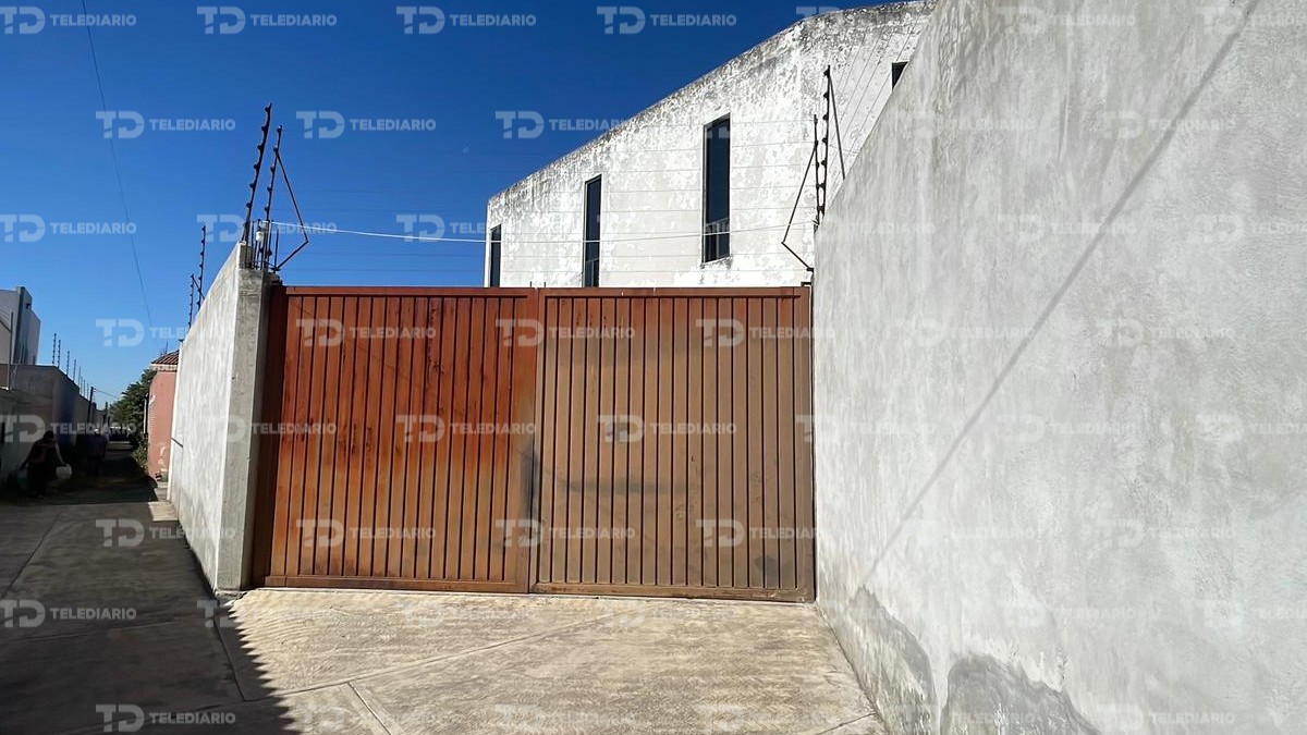 Fachada de una bodega que operaba como almacén de autopartes y vehículos co reporte de robo.
