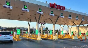 Casetas en la frontera entre México y Estados Unidos ubicada en Laredo, Texas con una camioneta blanca cruzando