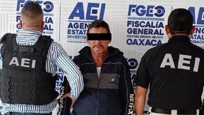 Hombre de avanzada edad siendo detenido por elemento de la AEI de Oaxaca.