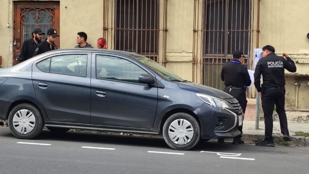 Movilización por asalto afuera de banco en Centro de Monterrey.