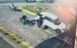 Camioneta y dos motocicletas en la calle