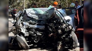 un auto destrozado tras un accidente en la autopista méxico puebla