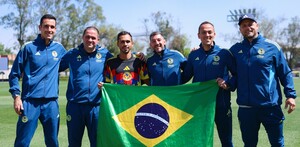 Vinícius Lima junto al cuerpo técnico del América.