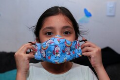 Niña volviendo al uso de cubrebocas ahora en 2026 por brote de sarampión.