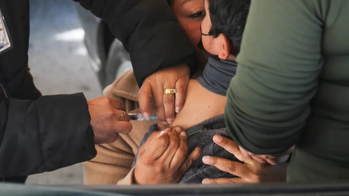 Personas acudiendo a aplicarse la vacuna contra el sarampión en los módulos de vacunación de Lerdo.