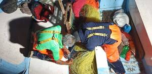 Pescaodres en un barco