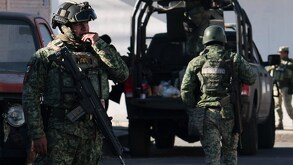 Militares bajando de una unidad del Ejército de México.