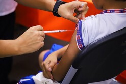 Persona recibiendo una vacuna contra sarampión en Nuevo León.