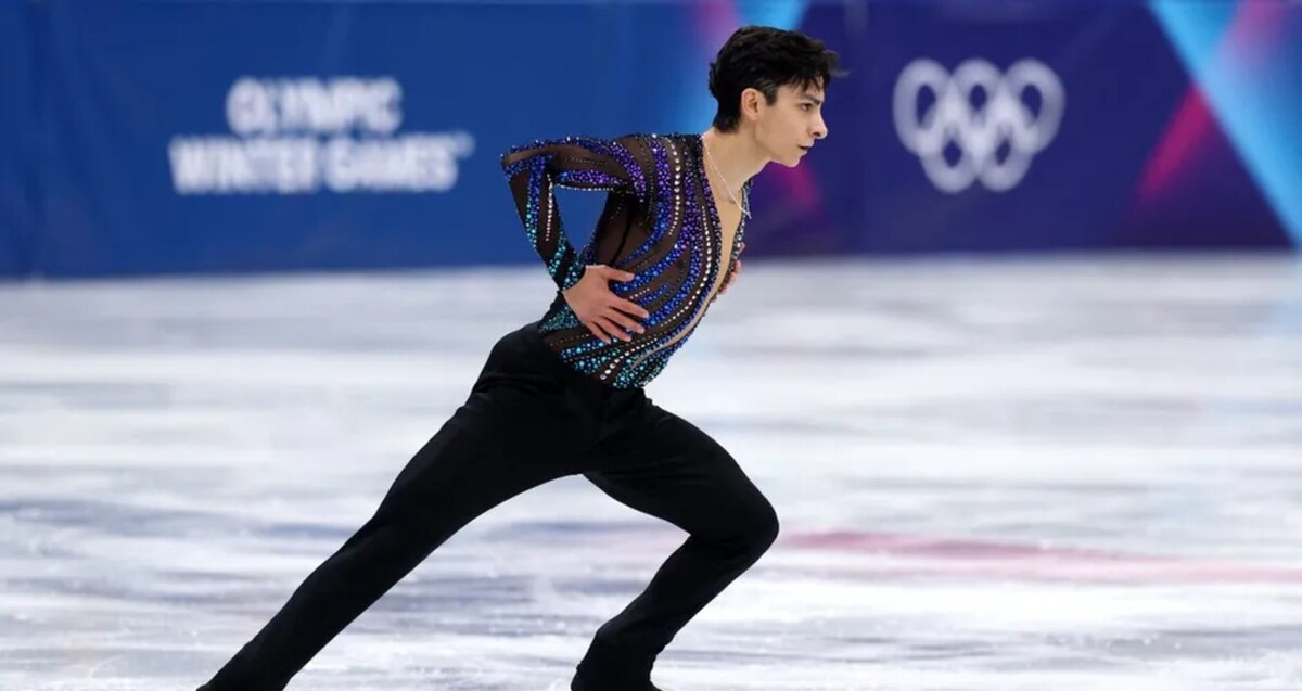 Donovan Carrillo durante una presentación de patinaje artístico sobre una pista de hielo en los Juegos Olímpicos de Invierno 2026