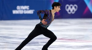 Donovan Carrillo durante una presentación de patinaje artístico sobre una pista de hielo en los Juegos Olímpicos de Invierno 2026