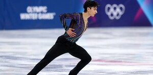 Donovan Carrillo durante una presentación de patinaje artístico sobre una pista de hielo en los Juegos Olímpicos de Invierno 2026