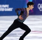 Donovan Carrillo durante una presentación de patinaje artístico sobre una pista de hielo en los Juegos Olímpicos de Invierno 2026