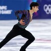 Donovan Carrillo durante una presentación de patinaje artístico sobre una pista de hielo en los Juegos Olímpicos de Invierno 2026