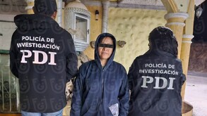 Gaby ‘N’, mujer que atropelló a Roberto en Iztapalapa, siendo detenida en Oaxaca.