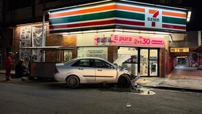 Auto chocado contra tienda en Centro de Monterrey