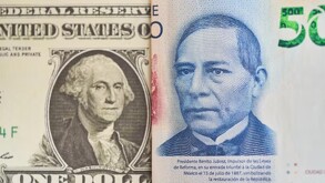 Dólar y billete de 500 pesos.