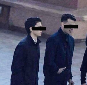 Se observa a varios chicos, algunos vistiendo ropa negra y hay otro con chamarra café; uno de ellos trae un bate en la mano.