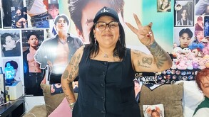 ARMY de BTS mostrando sus tatuajes y el santuario en honor a Jungkook.