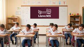 Un grupo de niños en un salón de clases mientras realizan apuntes, y en el fondo un pizarrón en el que esta dibujado el logo de Llave MX