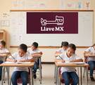 Un grupo de niños en un salón de clases mientras realizan apuntes, y en el fondo un pizarrón en el que esta dibujado el logo de Llave MX