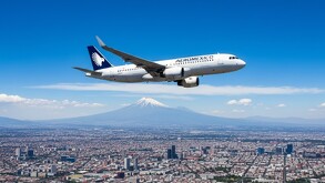 Avión de Aeroméxico en el cielo.