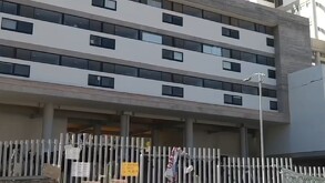 En redes sociales exigieron la destitución del profesor que enfrenta una denuncia penal por lesiones y se mantenía activo en la institución.