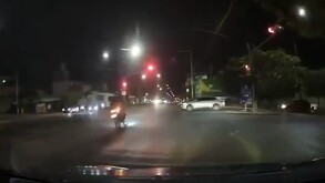 Un video difundido en redes sociales captó el momento exacto de un accidente vial ocurrido en el cruce de las calles Calíope y Malaquita, en la ciudad de León.