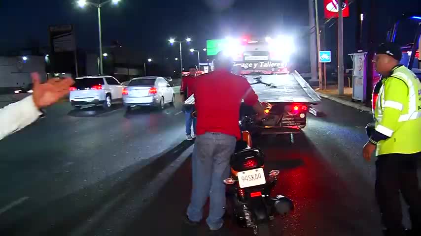 Una joven motociclista de 21 años resultó lesionada luego de ser impactada presuntamente por un camión sobre la avenida Eugenio Garza Sada.