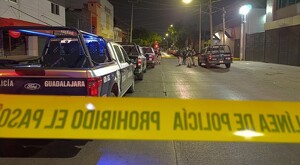 Cinta policiaca acordonando un área con militares, patrullas y oficiales de la Policía Municipal de Guadalajara en una calle con casas y una tiendita