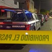 Cinta policiaca acordonando un área con militares, patrullas y oficiales de la Policía Municipal de Guadalajara en una calle con casas y una tiendita