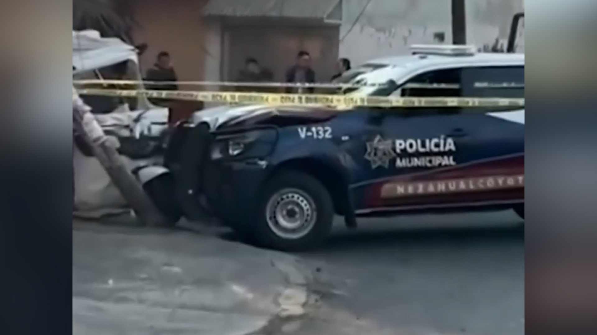 Una patrulla de Nezahualcóyotl atropelló a un mototaxista de 50 años durante una presunta persecución.