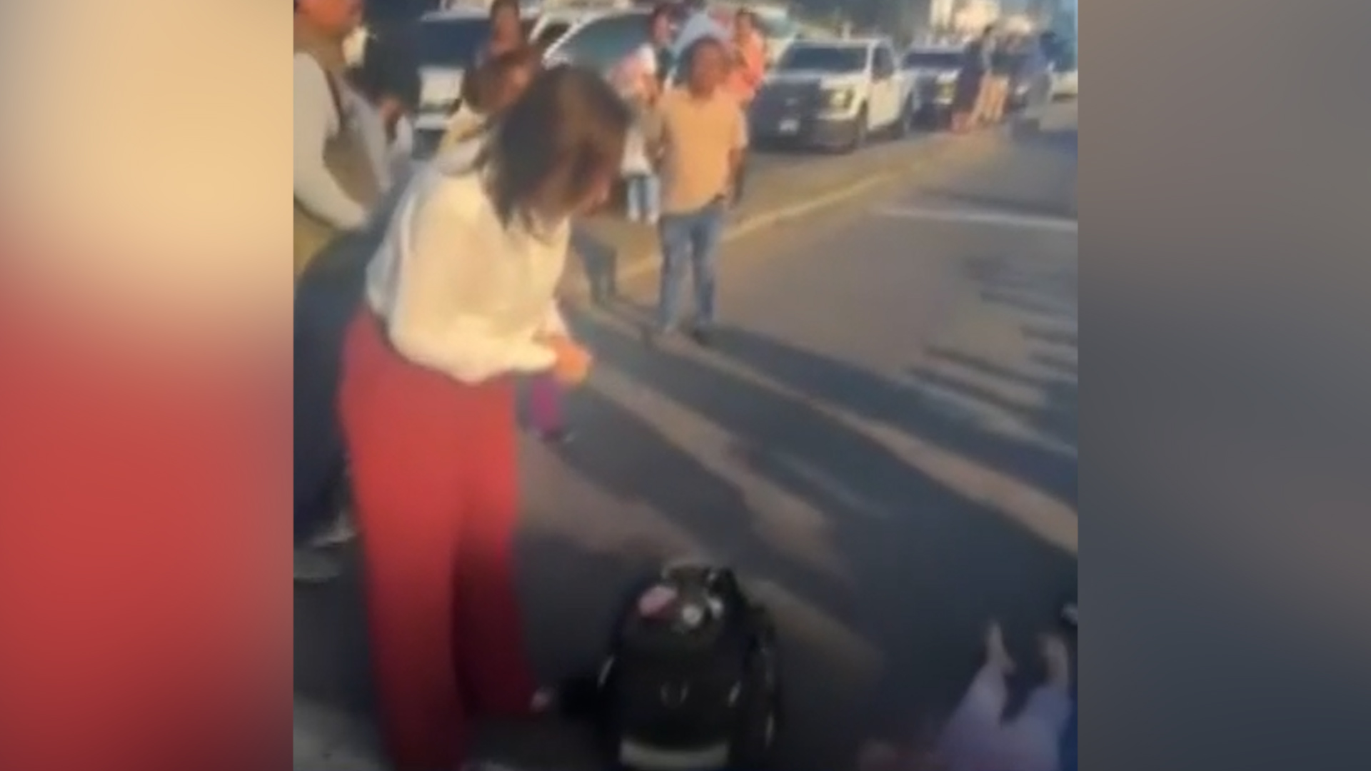 La gobernadora de Veracruz, Rocío Nahle, auxilió a una mujer y su hija atropelladas por un motociclista.