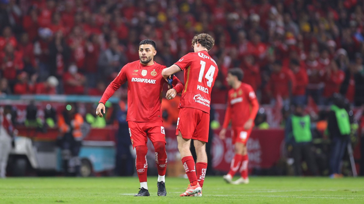 Alexis Vega junto a Marcel Ruiz en el Estadio Caliente.