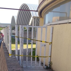 Fachada del gimnasio de la Universidad de Ixtlahuaca, donde una alumna fue apuñalada.