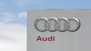 Logo de Audi en su planta armadora instalada en Puebla.