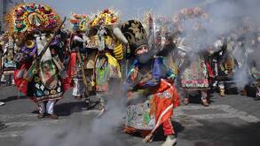 danzantes del carnaval de huejotzingo detonan mosquetones con pólvora