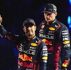 Checo Pérez y Max Verstappen durante una presentación con Red Bull Racing.