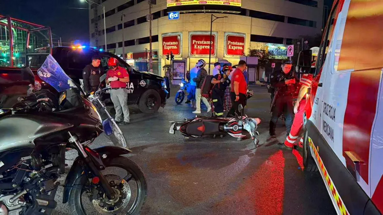 Un motociclista resultó lesionado tras chocar contra una patrulla de la Policía de Monterrey en el cruce de Cuauhtémoc y Francisco I. Madero.