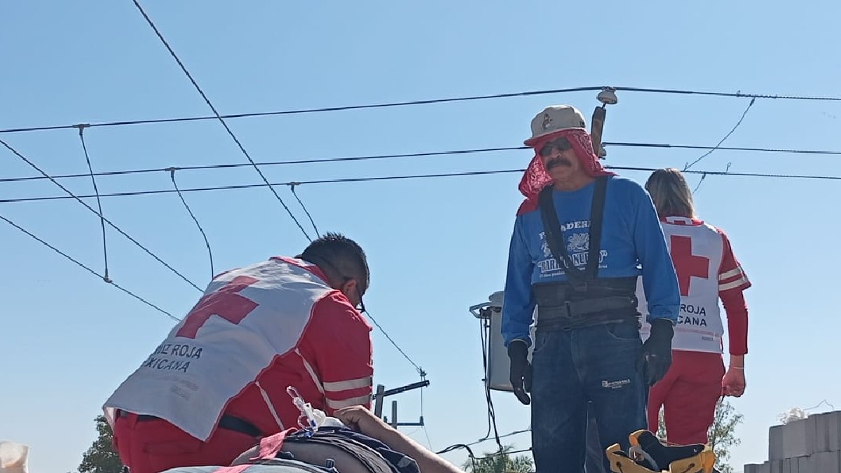 Paramédicos atendiendo a joven que sufrió una descarga eléctrica mientras realizaba trabajos en una azotea en Torreón.