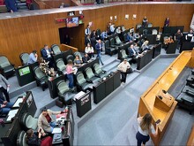 Diputados en Congreso de Nuevo León votando sobre veto a transporte de Nuevo León.